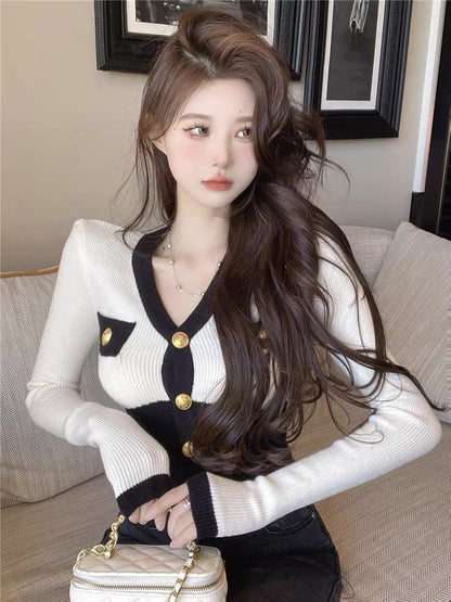 This year's popular sweater jacket has a small fragrance and temperament. Autumn v-neck contrasting color inner bottoming shirt tight knitted sweater for women