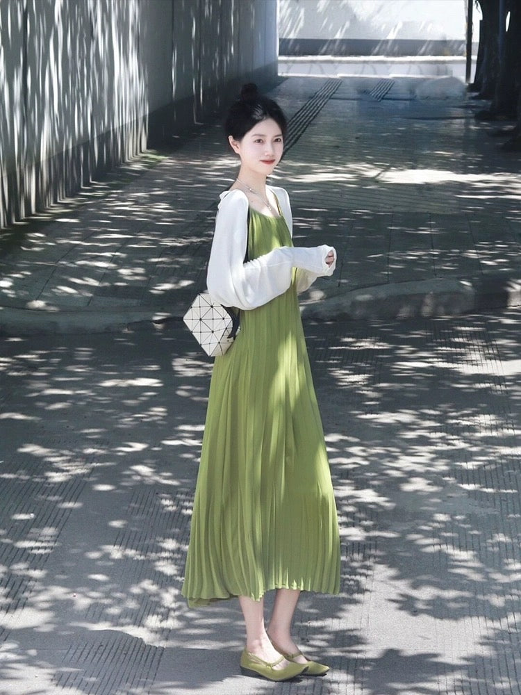 Early autumn new temperament French sunscreen cardigan green white pleated suspender dress two-piece suit female summer