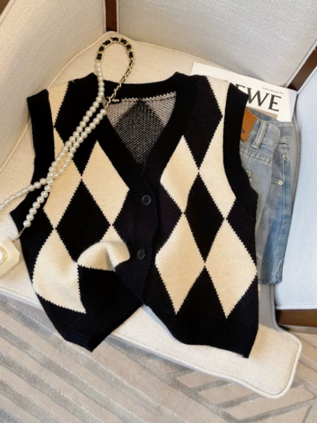 Spring and autumn new style black and white rhombus V-neck knitted cardigan vest for women layered sleeveless vest sweater vest outer wear