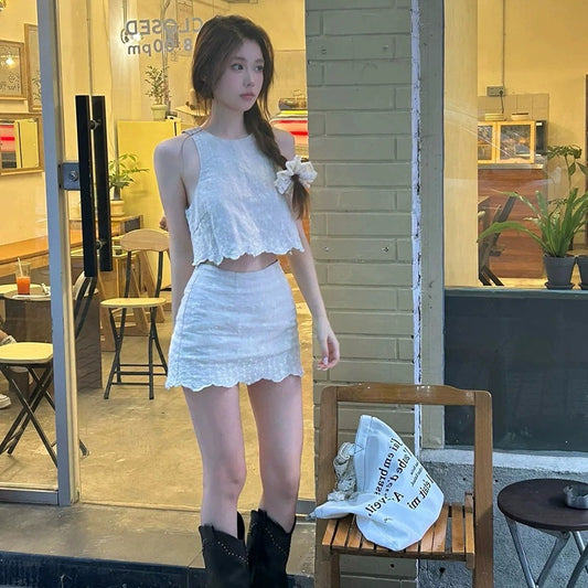 French sweet and gentle style holiday sleeveless suspender suit 2023 autumn and winter new white moonlight fashion two-piece set