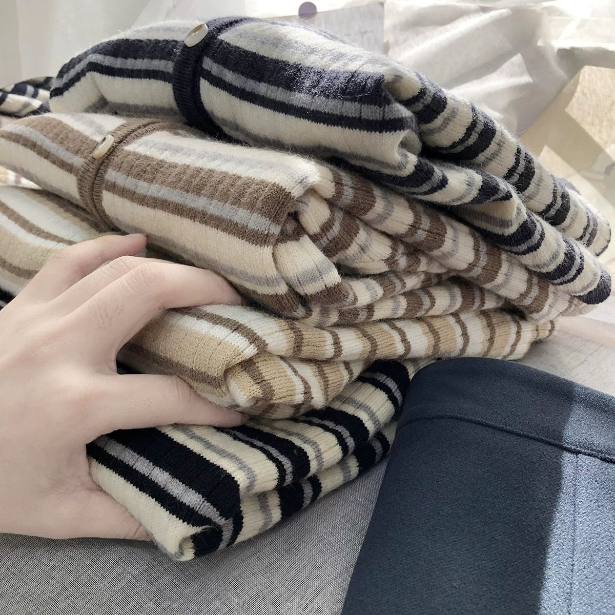 Korean retro V-neck contrast striped long-sleeved knitted cardigan for women in autumn and winter layered outer wear mixed cashmere sweater jacket