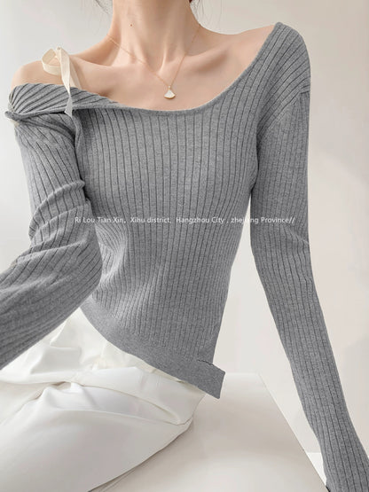 Street bell pepper asymmetrical strappy off-shoulder knitted bottoming shirt for women with slim design, short long-sleeved top