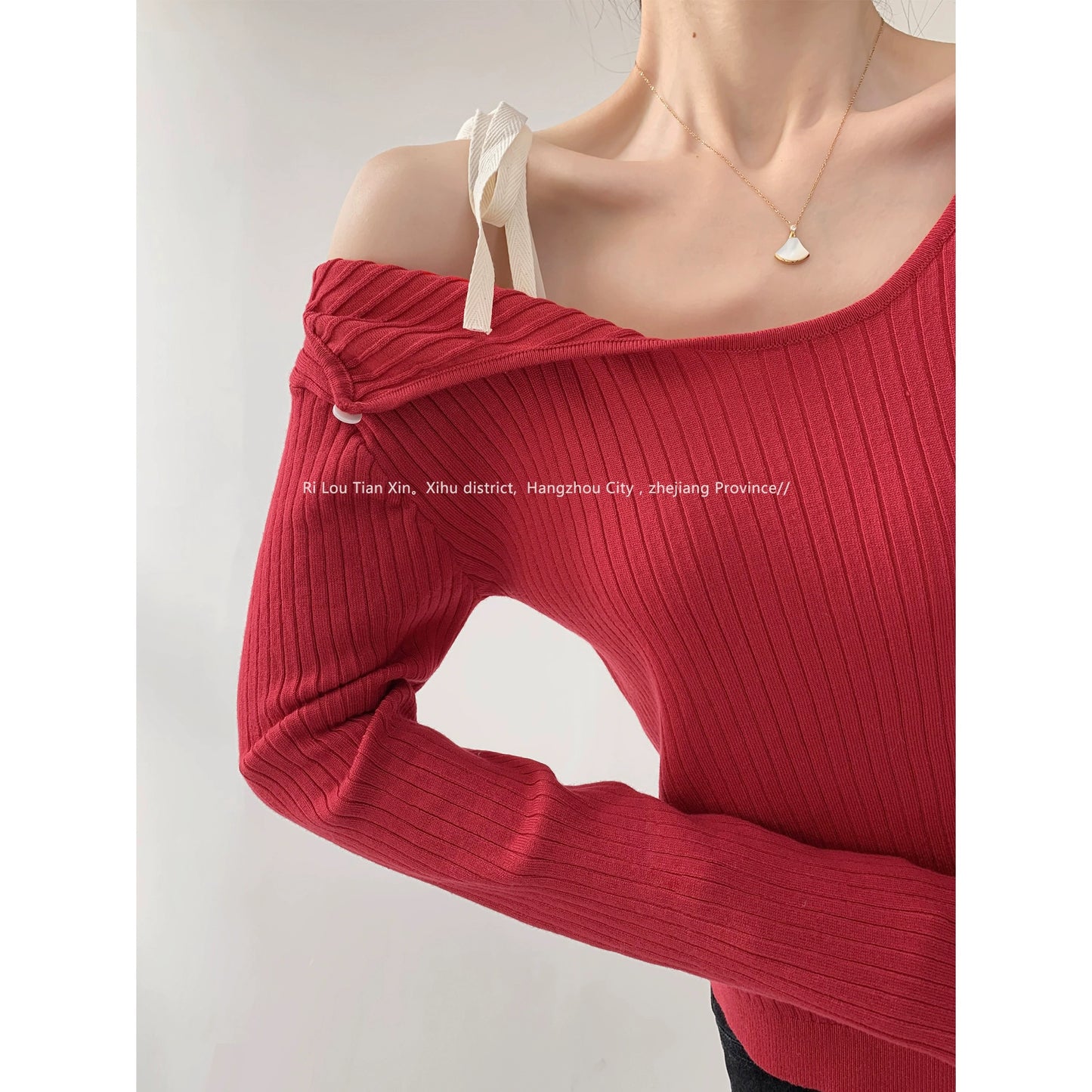 Street bell pepper asymmetrical strappy off-shoulder knitted bottoming shirt for women with slim design, short long-sleeved top