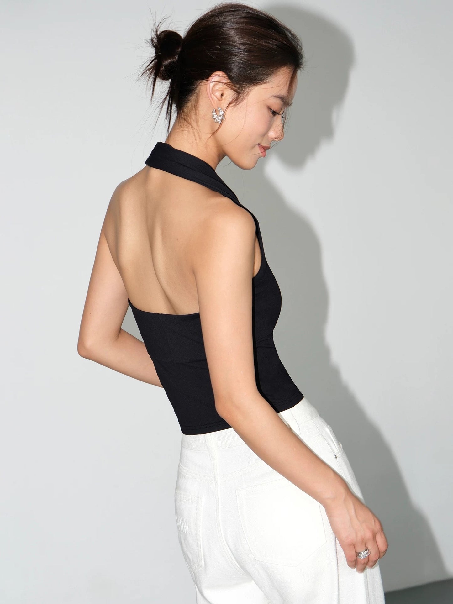 NEVA HU black V-neck halter top for women with design sense 2024 new slim fit short halter top