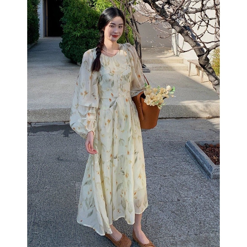 French retro lantern sleeve floral dress for women 2024 early spring new style high-end temperament holiday style long skirt