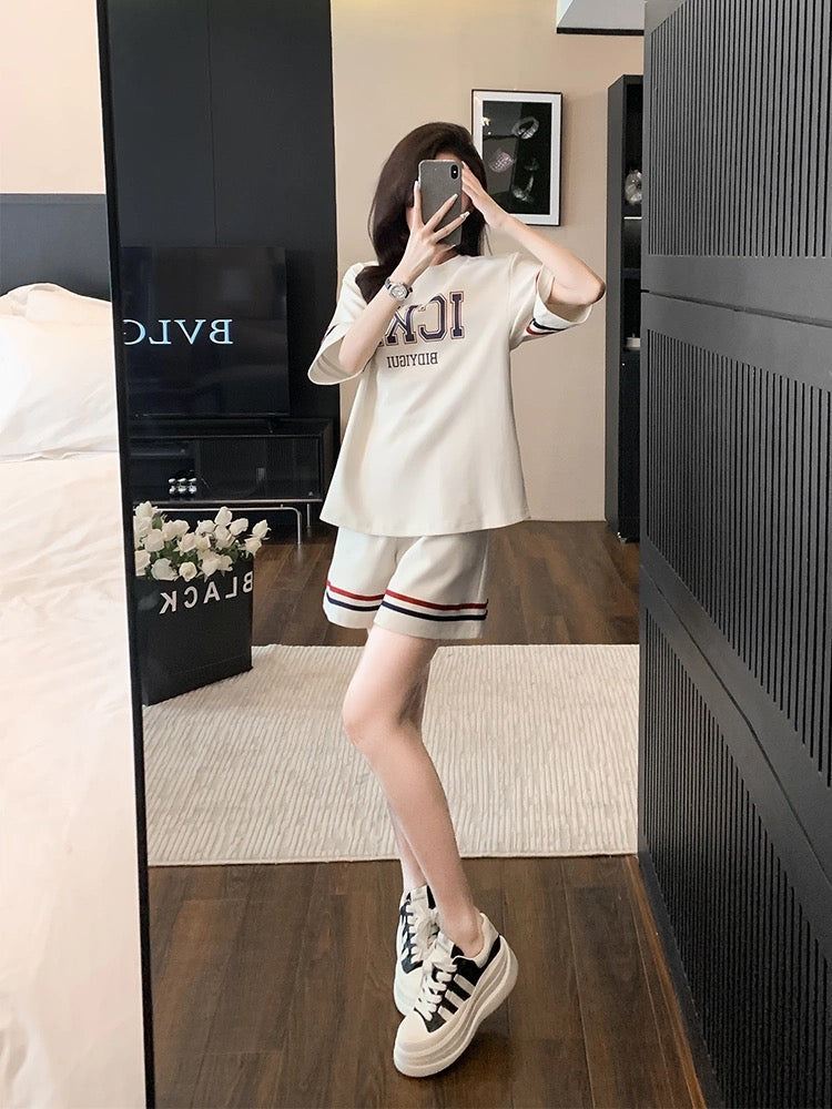 White short-sleeved casual sportswear suit for women in summer for small Internet celebrities, fashionable age-reducing shorts two-piece set