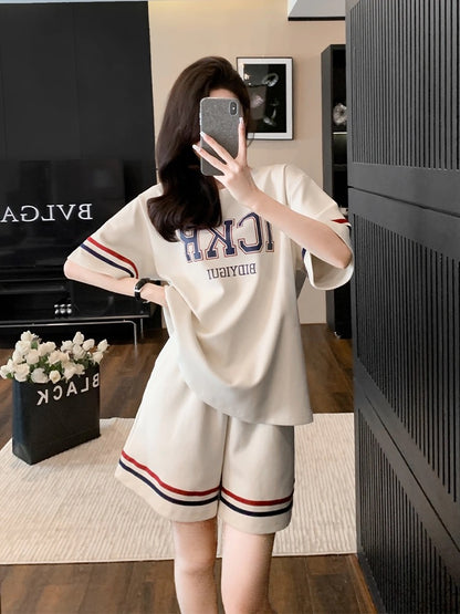 White short-sleeved casual sportswear suit for women in summer for small Internet celebrities, fashionable age-reducing shorts two-piece set