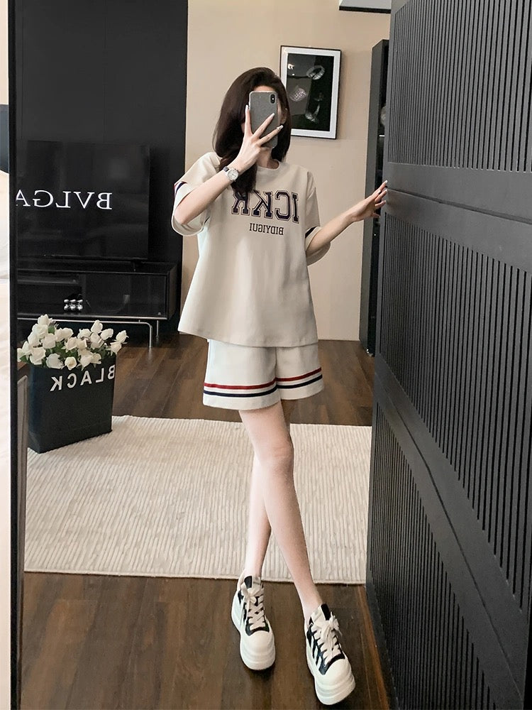 White short-sleeved casual sportswear suit for women in summer for small Internet celebrities, fashionable age-reducing shorts two-piece set