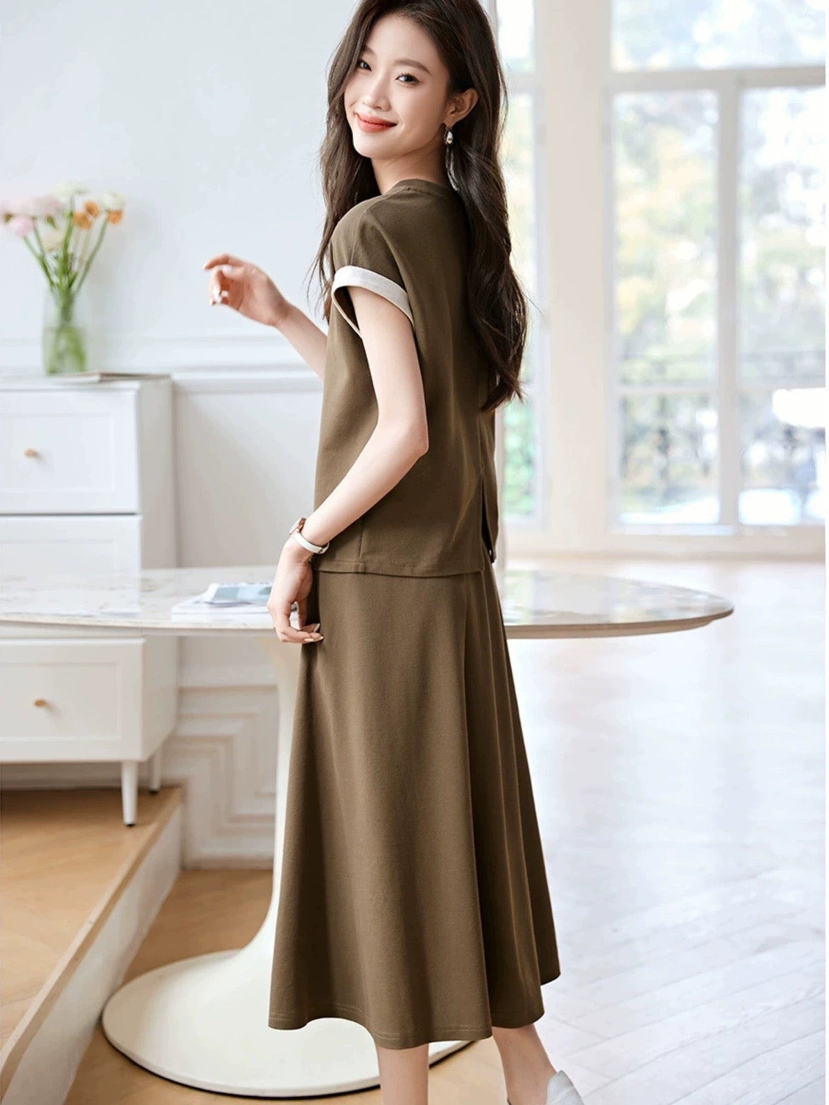 Mohan Yimei contrasting color back slit T-shirt skirt suit 2024 summer new casual design suit