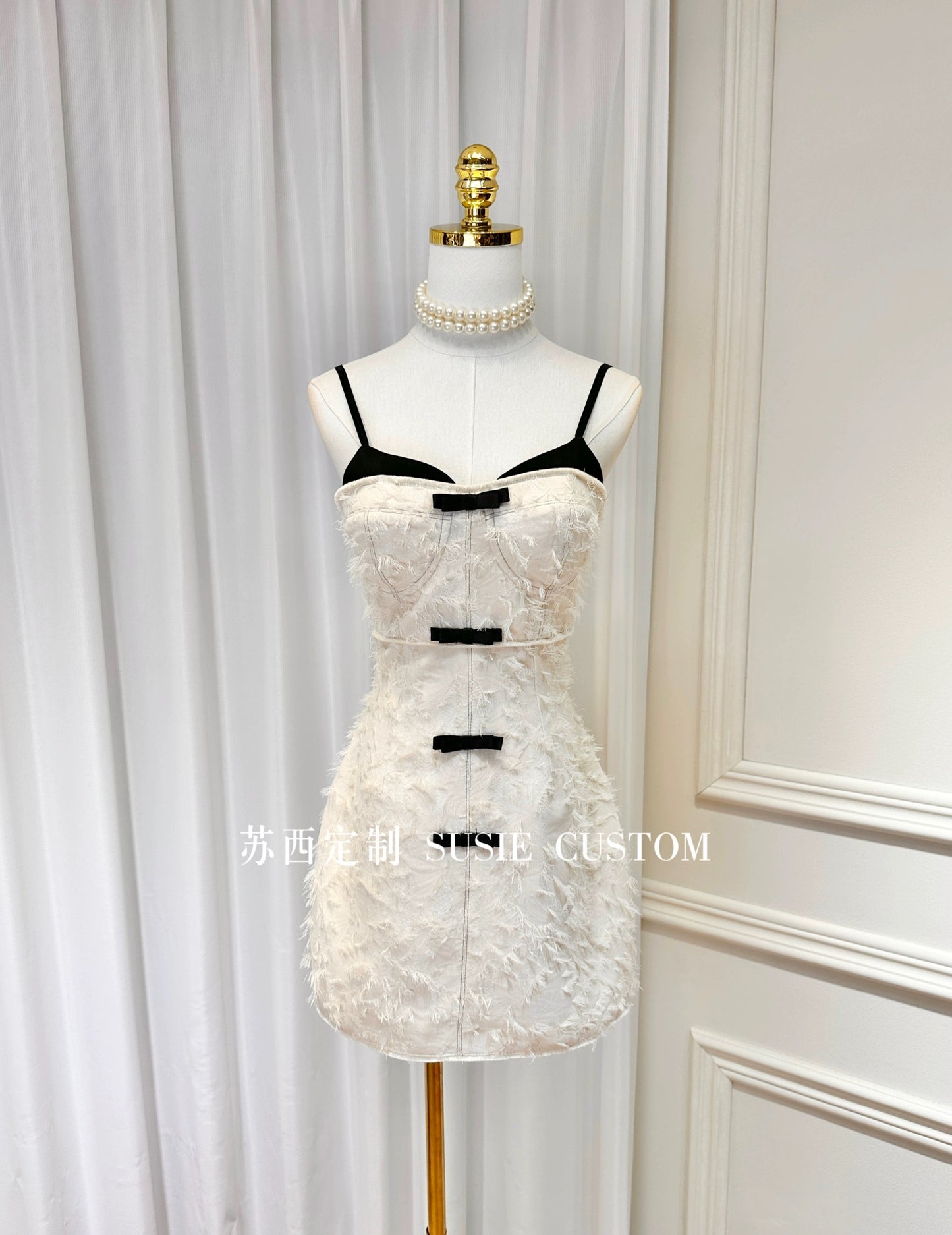 Niche design small fragrant apricot and black contrasting color mini dress with chest pad, tassels and furry bow, waist-cinching suspender straps