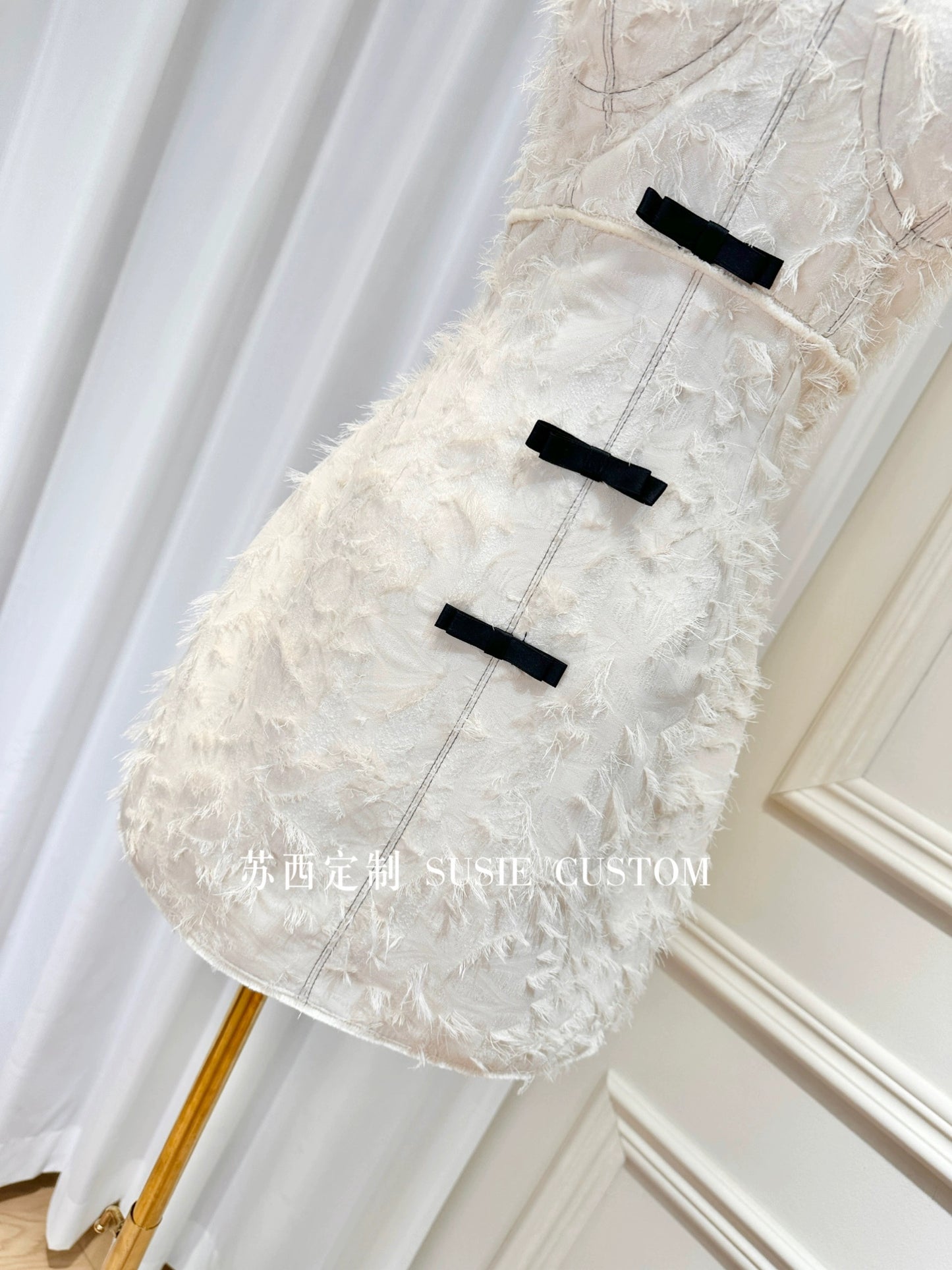 Niche design small fragrant apricot and black contrasting color mini dress with chest pad, tassels and furry bow, waist-cinching suspender straps