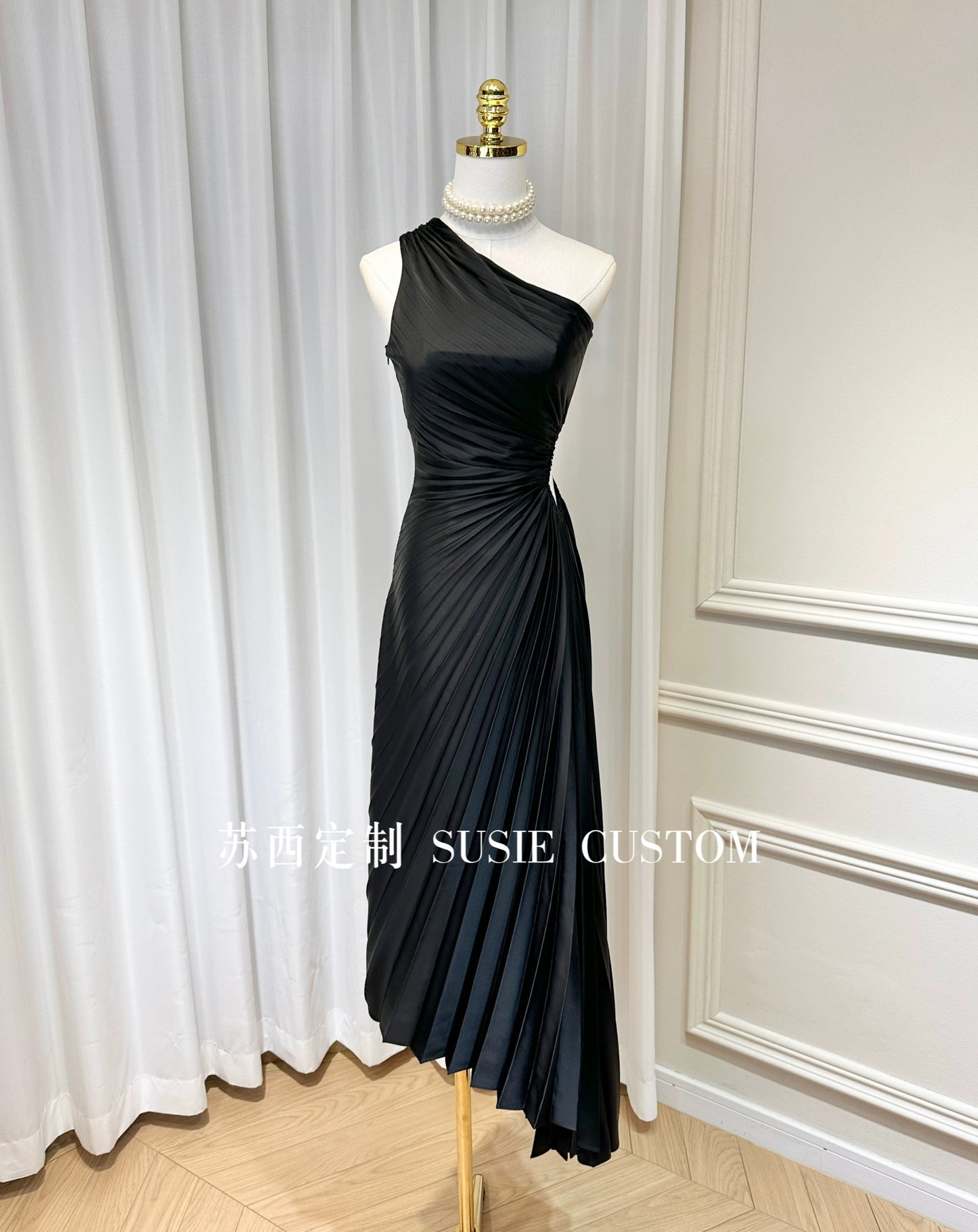 High-definition French retro Hepburn style exquisite slanted shoulder, hollow, exposed waist, pleated, large hem satin dress, slimming