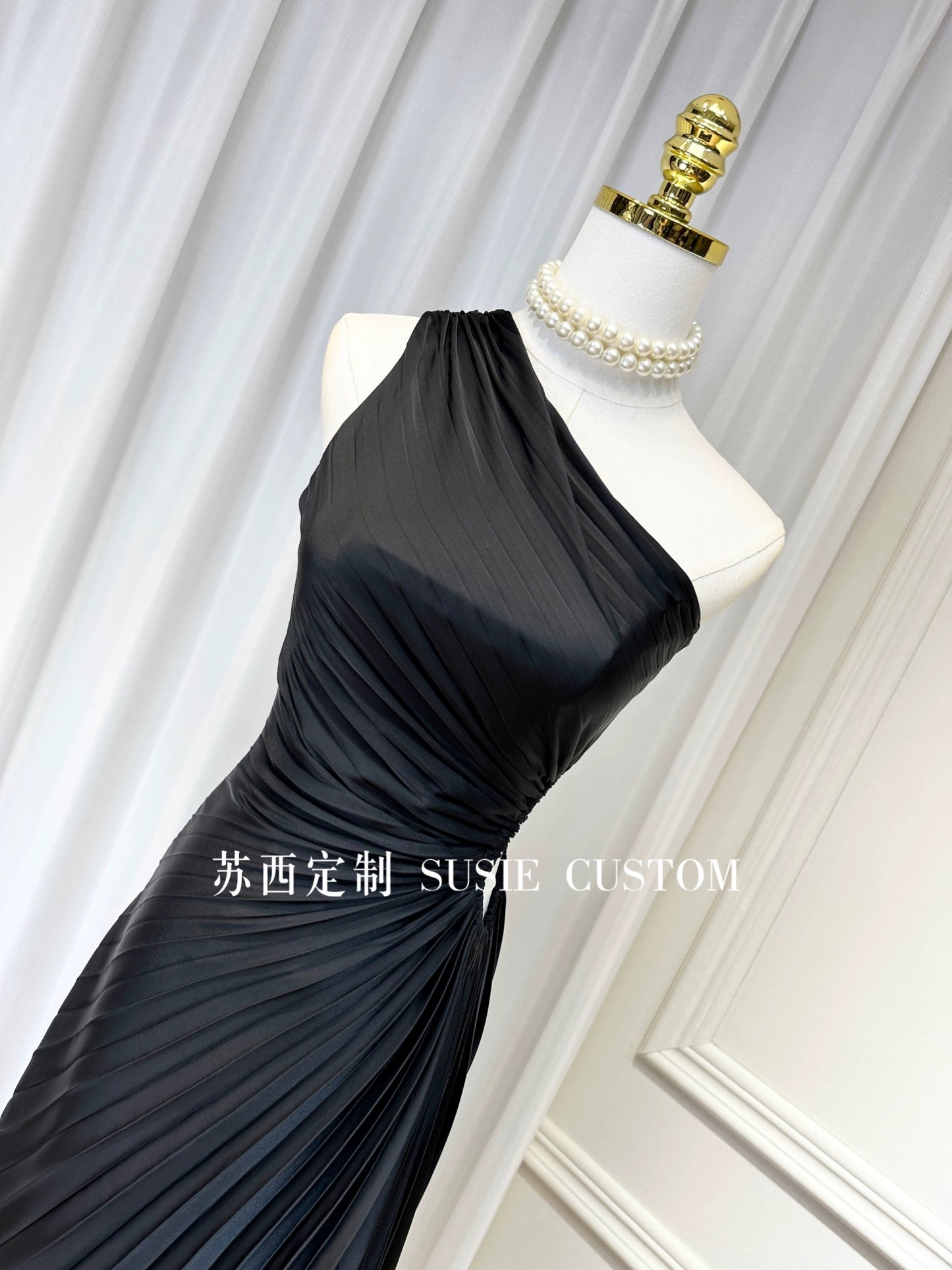 High-definition French retro Hepburn style exquisite slanted shoulder, hollow, exposed waist, pleated, large hem satin dress, slimming