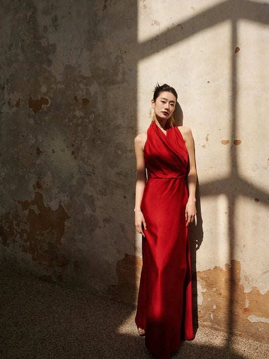 The official halter neck evening dress, red toast dress, backless strap design, wedding annual meeting host, looks taller