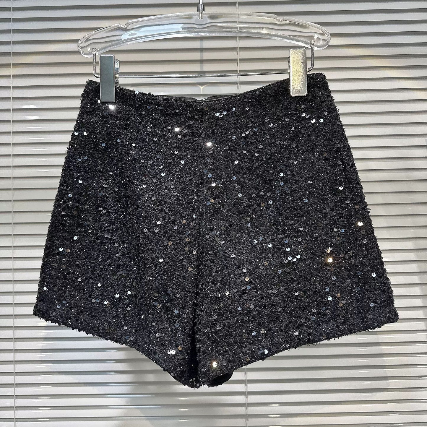 Internet celebrity same style 2024 autumn new dark hot girl sequined tweed solid color slim straight three-quarter shorts