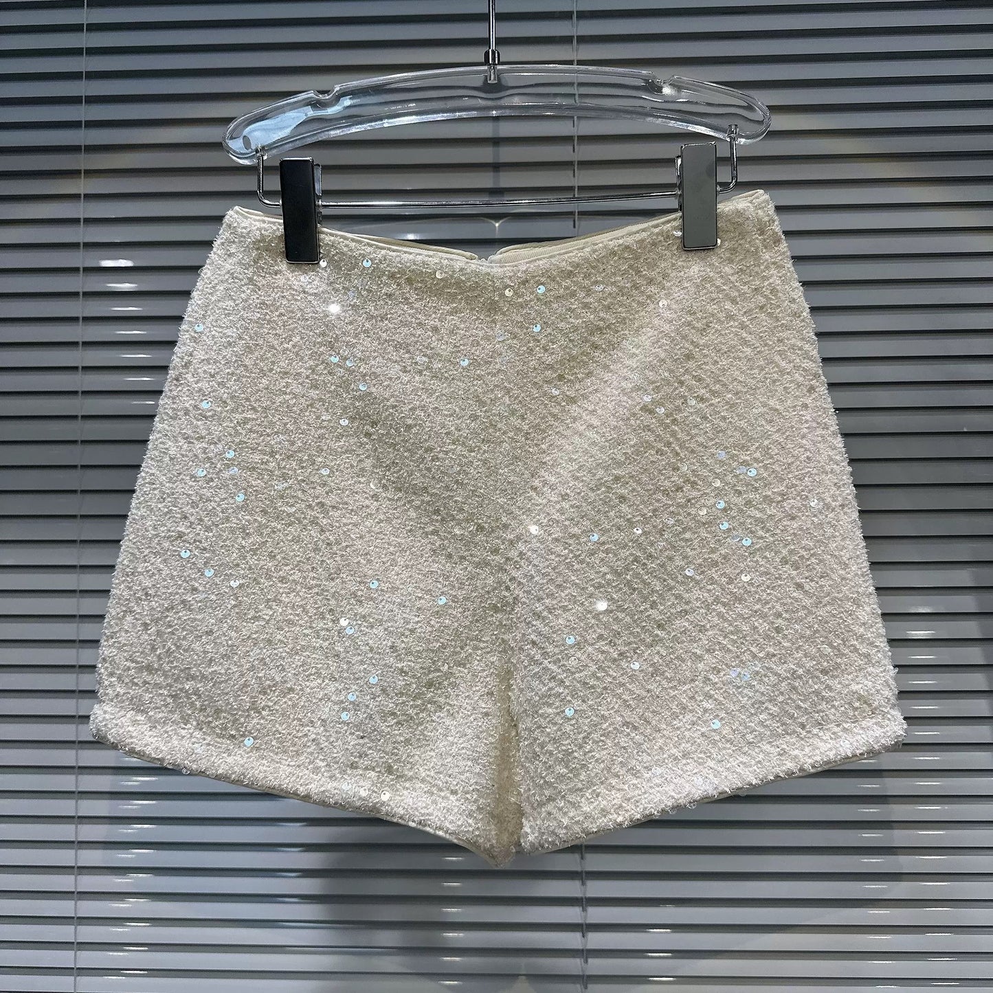 Internet celebrity same style 2024 autumn new dark hot girl sequined tweed solid color slim straight three-quarter shorts