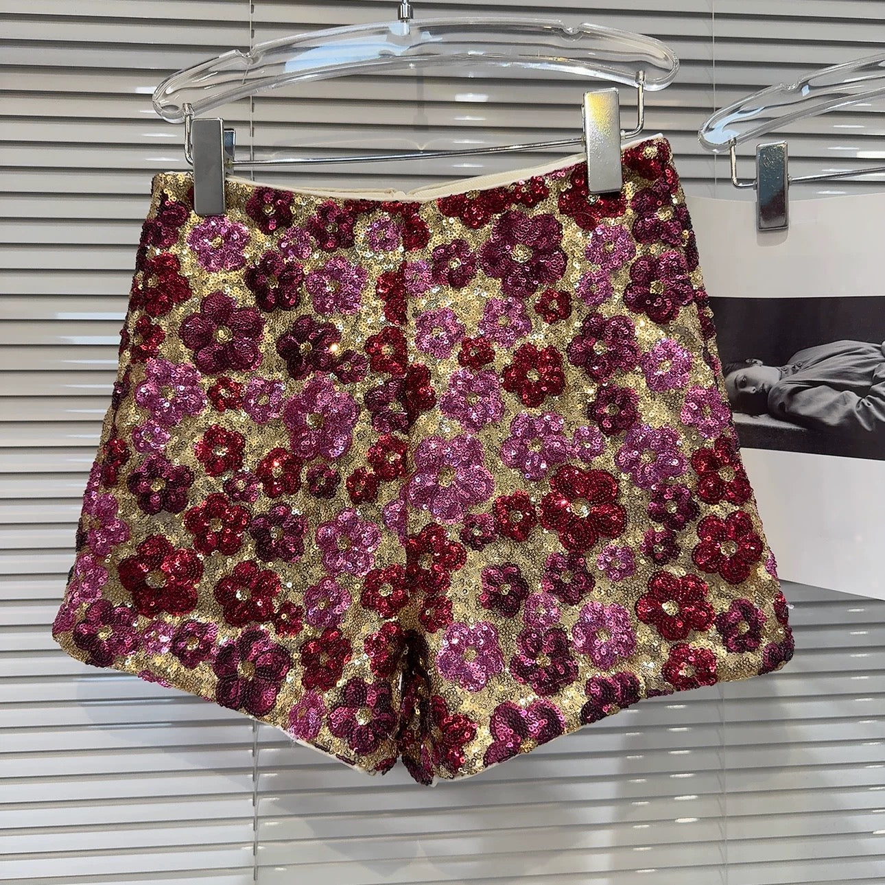 Internet celebrity's same style 2024 autumn new personalized style hot girl heavy industry sequins sequin flower design three-point shorts for women