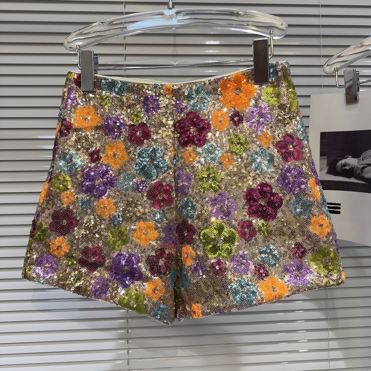 Internet celebrity's same style 2024 autumn new personalized style hot girl heavy industry sequins sequin flower design three-point shorts for women