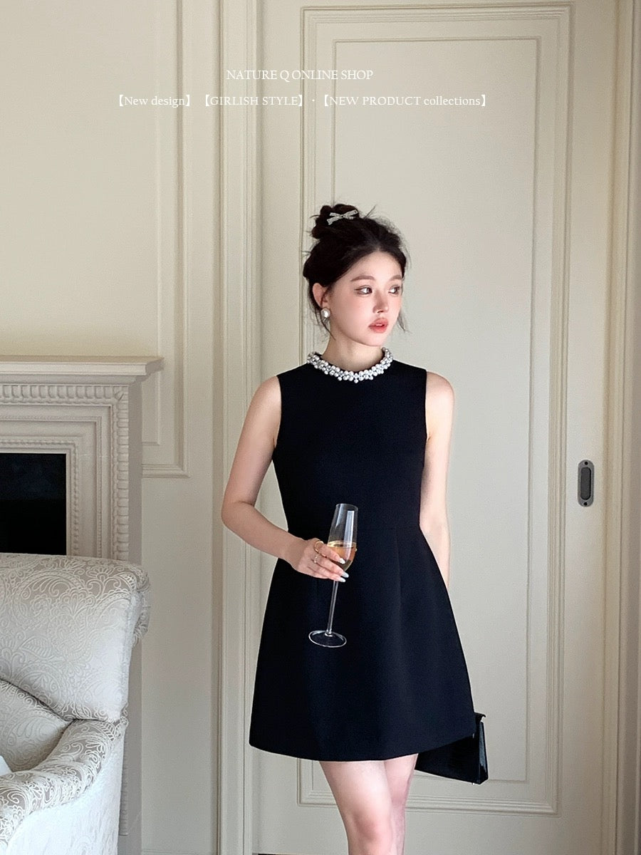 Yang Xiaojuan French handmade pearl collar Hepburn style dress female waist sleeveless little black dress summer high-end socialite