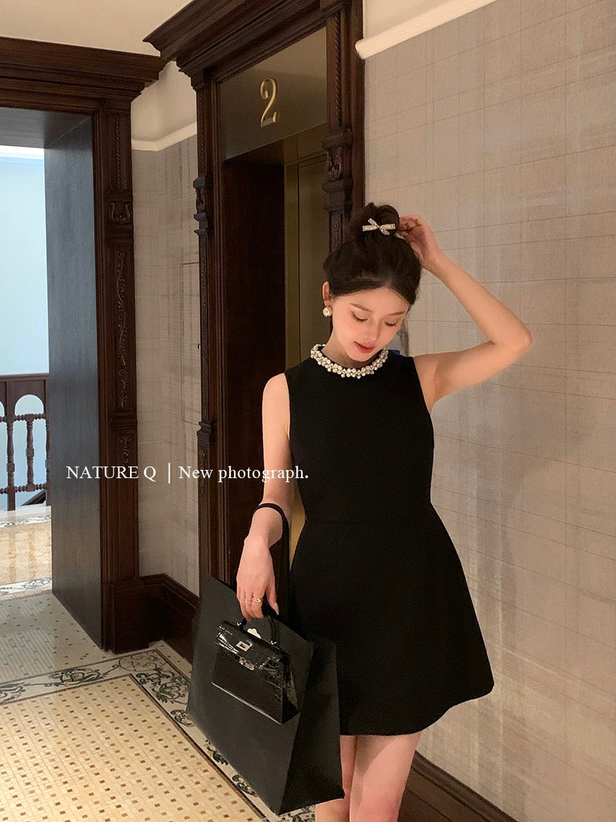 Yang Xiaojuan French handmade pearl collar Hepburn style dress female waist sleeveless little black dress summer high-end socialite