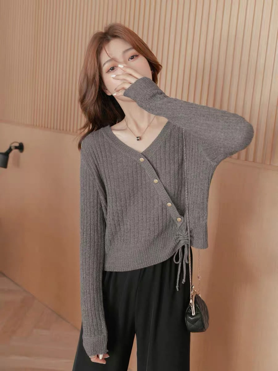 Small grain long-sleeved knitted sweater women's 2022 early autumn new style small and thin sweater design sense top
