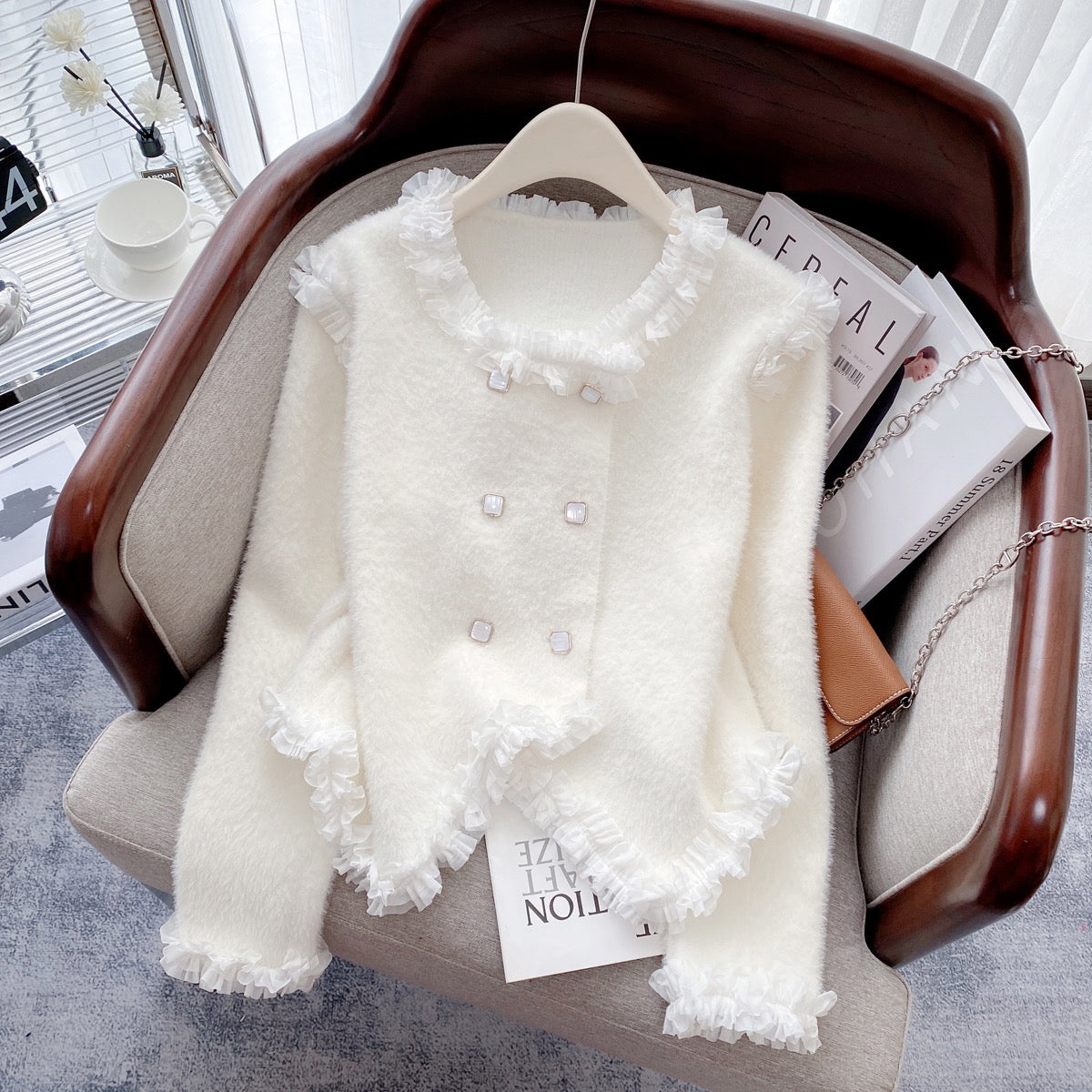 2022 autumn and winter new style small fragrant style knitted cardigan jacket women's design sense wood ear stitching mink fleece sweater trend