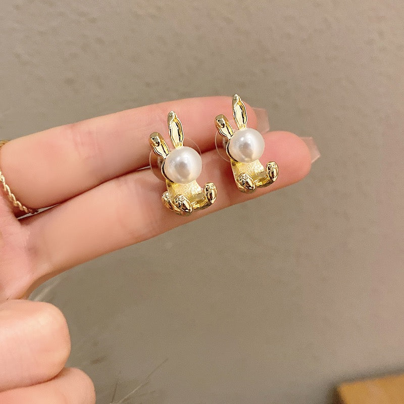 Niche design sense high-end pearl zodiac year rabbit earrings female autumn and winter 2023 new trendy exquisite earrings
