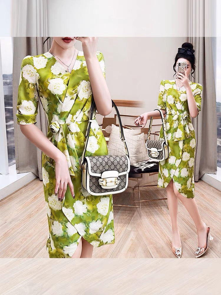 Skirts summer women show thin 2022 new mid-length v-neck niche print temperament ladies light luxury dress summer dress